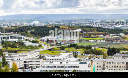 Reykjavic, ISLANDE - 5 septembre 2017 : vue ci-dessus du quartier de Reykjavik à partir de l'église Hallgrimskirkja en septembre. Reykjavik est la capitale et Banque D'Images