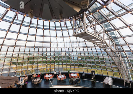 Reykjavic, ISLANDE - 7 septembre 2017 : les gens dans le café à l'intérieur du dôme de verre sur des plate-forme d'observation perlan museum à Reykjavik City en soirée. Le perlan Banque D'Images