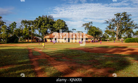 Kolonyi, Ouganda - 09 novembre 2017 : de nombreux étudiants avec uniforme violet attendent d'entrer dans l'école primaire de kolonyi près de Mbale en Ouganda sur une beauti Banque D'Images