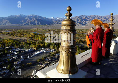 Les moines de matin puja à Thiksey gompa, Ladakh, Inde Banque D'Images