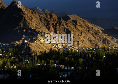 Avis de Leh de Shanti stupa sur la fin de l'après-midi, au coucher du soleil, le Ladakh, le Jammu-et-Cachemire. Banque D'Images