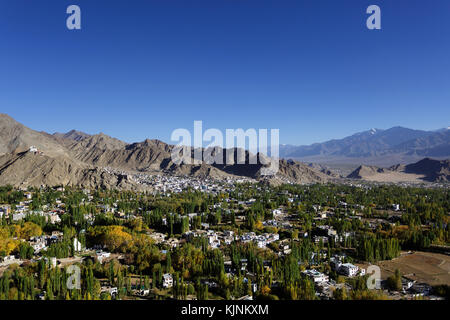 Chute de Laeh, vues du Shanti stupa, le Ladakh, le Jammu-et-Cachemire, en Inde. Banque D'Images