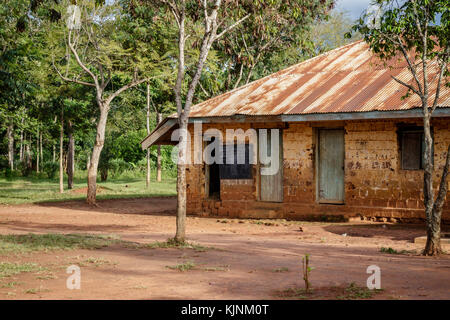 Kolonyi, Ouganda - 09 novembre 2017 : de nombreux étudiants avec uniforme violet attendent d'entrer dans l'école primaire de kolonyi près de Mbale en Ouganda sur une beauti Banque D'Images