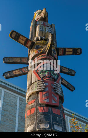 Totem Pole, 1979, par le sculpteur Kwmalawleth Tribe Richard Hunt, Royal British Columbia Museum, Victoria, Vancouver Island, Colombie-Britannique, Canada Banque D'Images