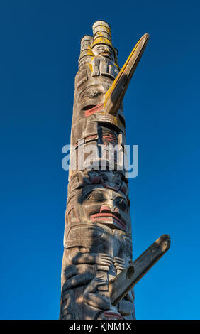 Pôle haïda, 1984, par Gerry sculpteurs Richard Hunt, marques et Tim Paul, au Thunderbird Park, Victoria, île de Vancouver, Colombie-Britannique, Canada Banque D'Images