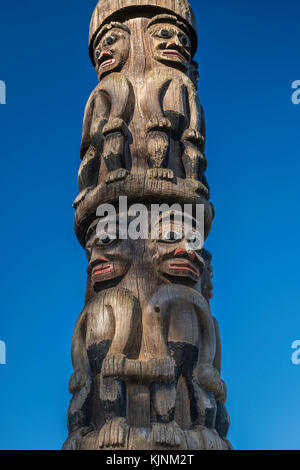 Chiffres en 1954, Pôle Gitxsan, sculpteurs par Mungo Martin, David Martin, Henry Hunt et Tony Hunt, au Thunderbird Park, Victoria, île de Vancouver, Colo. Banque D'Images