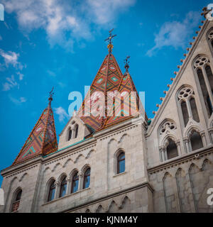 Détail de la toiture de tuiles colorées de l'église Matthias de Budapest (Hongrie). Juin 2017. Format carré. Banque D'Images