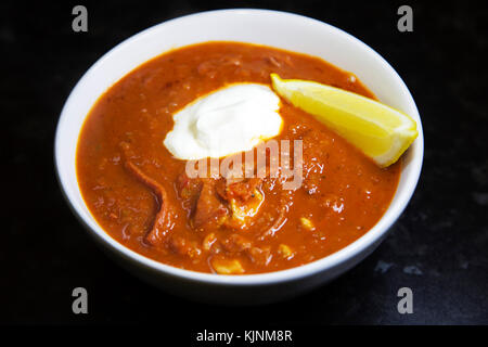 Un bol de soupe soljanka servi à Dresde, en Allemagne. Le plat a été réputé introduit dans l'est de l'Allemagne par l'occupation des troupes soviétiques après la Seconde Guerre mondiale. Banque D'Images