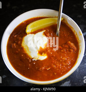 Un bol de soupe soljanka servi à Dresde, en Allemagne. Le plat a été réputé introduit dans l'est de l'Allemagne par l'occupation des troupes soviétiques après la Seconde Guerre mondiale. Banque D'Images