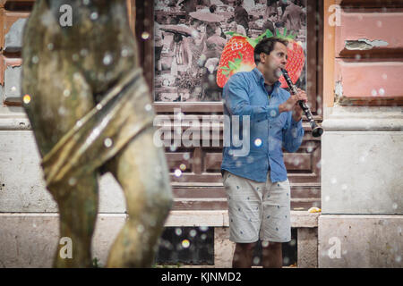 Street musician playing une clarinette à Budapest (Hongrie). Juin 2017. Le format paysage. Banque D'Images