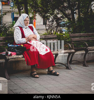 Vieille Femme portant un costume traditionnel hongrois à Budapest. Juin 2017. Format carré. Banque D'Images