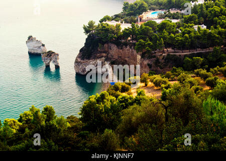 Baia delle Zagare, port et mer piles. Vieste, Gargano, Pouilles, Italie. Pour les voyages et vacances Banque D'Images