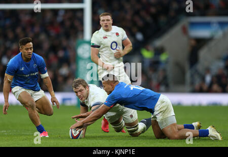 Joe Launchbury (au centre) et Alapati Leiua (à droite) de Samoa se disputent le ballon lors de la compétition internationale d'automne au stade de Twickenham, à Londres. Banque D'Images