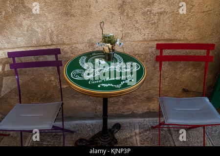 Corse : table et chaises de bar casa buonaparte à l'extérieur de la maison Bonaparte, la maison ancestrale de la famille Bonaparte et ville natale de Napoléon Banque D'Images