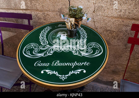 Corse : table et chaises de bar casa buonaparte à l'extérieur de la maison Bonaparte, la maison ancestrale de la famille Bonaparte et ville natale de Napoléon Banque D'Images