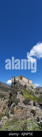 Corse : skyline et vue panoramique de la citadelle de Corte, perché célèbre vieux village de haute corse, la plus grande sur l'intérieur de l'île Banque D'Images