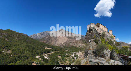 Corse : skyline et vue panoramique de la citadelle de Corte, perché célèbre vieux village de haute corse, la plus grande sur l'intérieur de l'île Banque D'Images