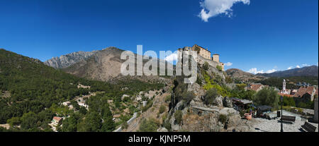 Corse : skyline et vue panoramique de la citadelle de Corte, perché célèbre vieux village de haute corse, la plus grande sur l'intérieur de l'île Banque D'Images