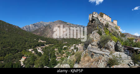 Corse : skyline et vue panoramique de la citadelle de Corte, perché célèbre vieux village de haute corse, la plus grande sur l'intérieur de l'île Banque D'Images