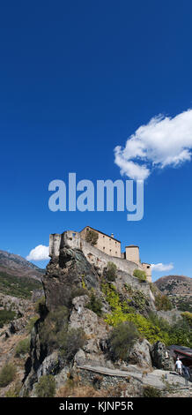 Corse : skyline et vue panoramique de la citadelle de Corte, perché célèbre vieux village de haute corse, la plus grande sur l'intérieur de l'île Banque D'Images