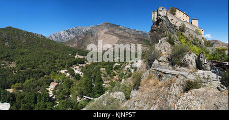 Corse : skyline et vue panoramique de la citadelle de Corte, perché célèbre vieux village de haute corse, la plus grande sur l'intérieur de l'île Banque D'Images