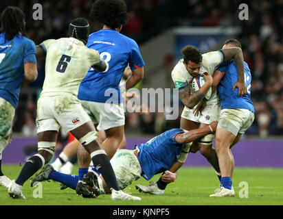 Courtney Lawes (au centre) et Alapati Leiua (au Samoa) concourent pour le bal lors de l'automne International au stade de Twickenham, à Londres. Banque D'Images