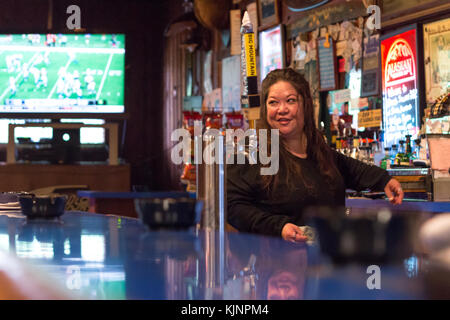 Sitka, Alaska, USA - 20 août 2017 : a female bartender travaillant dans un bar traditionnel américain - saloon à Sitka, en Alaska. Banque D'Images