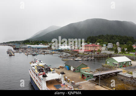 Sitka, Alaska, USA - Le 21 août 2017 : vue sur le port et le totem Square Hotel and Marina de Sitka, en Alaska. Banque D'Images