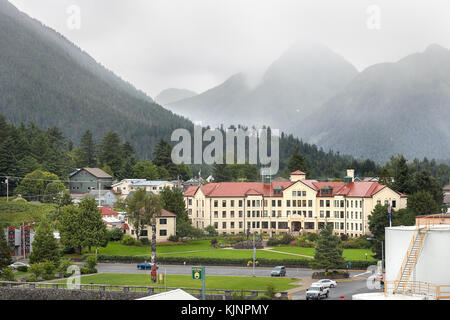 Sitka, Alaska, États-Unis - 21 août 2017 : vue depuis le pont O'Connell du Sitka Pioneer Home. Banque D'Images