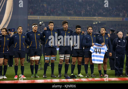 Les joueurs argentins rendent hommage aux 44 membres disparus du sous-marin de la marine Argentine qui sont disparus avant l'internationale d'automne au stade Aviva, à Dublin. Banque D'Images