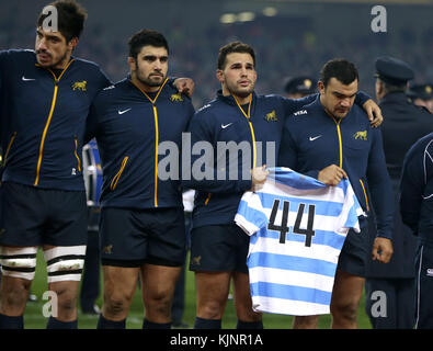 Les joueurs argentins rendent hommage aux 44 membres disparus du sous-marin de la marine Argentine qui sont disparus avant l'internationale d'automne au stade Aviva, à Dublin. Banque D'Images