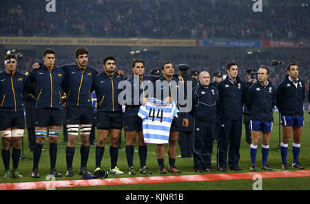 Les joueurs argentins rendent hommage aux 44 membres disparus du sous-marin de la marine Argentine qui sont disparus avant l'internationale d'automne au stade Aviva, à Dublin. Banque D'Images