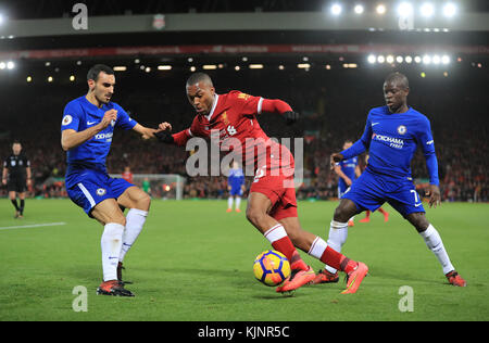 Daniel Sturridge (au centre) de Liverpool en action avec Davide Zappacosta (à gauche) et n'Golo Kante de Chelsea, qui se battent pour le ballon lors du match de la Premier League à Anfield, Liverpool. Banque D'Images