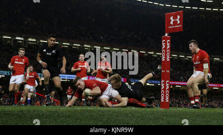 Le Wales Scott Williams marque sa première tentative lors de l'automne International au stade de la Principauté de Cardiff. Banque D'Images