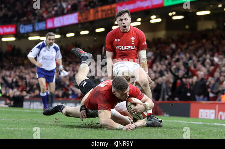 Le Wales Scott Williams marque sa première tentative lors de l'automne International au stade de la Principauté de Cardiff. Banque D'Images