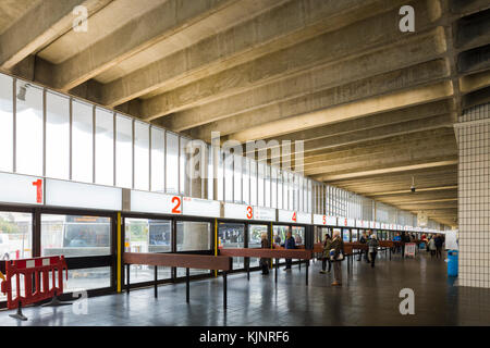 Intérieur de la gare routière de Preston, un bâtiment brutaliste a récemment sauvé de la démolition, par Building Design Partnership / Ove Arup, 1969. Banque D'Images