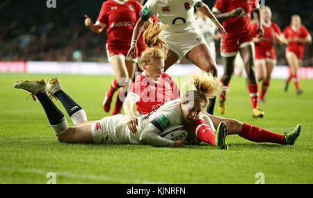 L'Abigail Dow féminin d'Angleterre marque sa deuxième tentative lors de l'International d'automne au stade de Twickenham, Londres. Banque D'Images