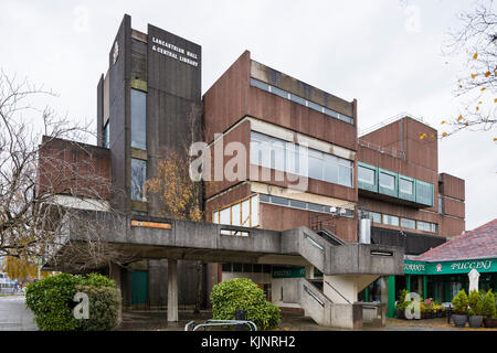 Les Lancastre Brutaliste Hall et Bibliothèque Centrale, Swinton, Greater Manchester, en ce moment, désaffectée par Leach, Rhodes et Walker, 1968. Banque D'Images