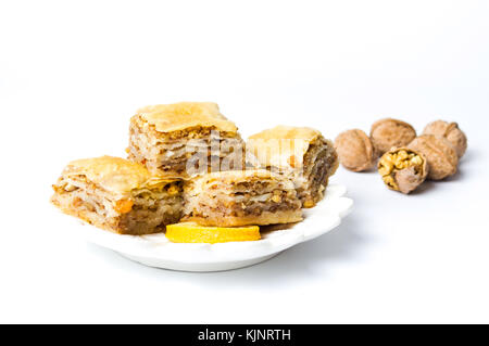 Baklava dessert tranches sur une plaque isolée Banque D'Images