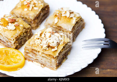 Baklava dessert coupes avec les noisettes sur une plaque Banque D'Images