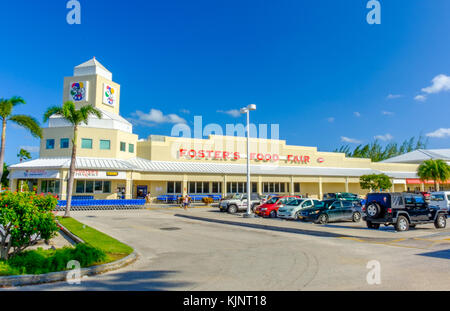 Grand Cayman, îles Caïmans, Nov 2017, Caribbean supermarket, Foster's l'une des quatre entreprises sur l'île Banque D'Images