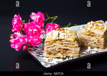Baklava dessert coupes avec des écrous sur fond sombre Banque D'Images