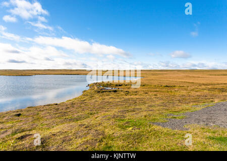 Voyager en Islande - paysage de toundra près de leirvogsvatn lake en Islande en septembre jour ensoleillé Banque D'Images