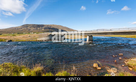 Voyager en Islande - bruara rivière avec pont à laugarvatnsvegur road in autumn Banque D'Images