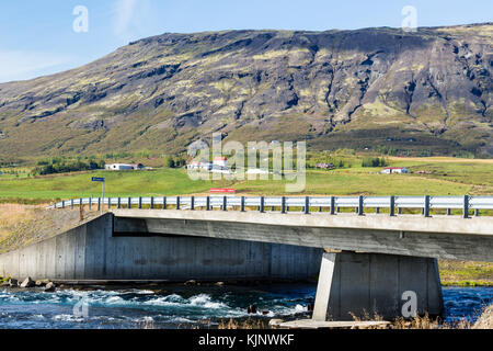 Voyager en Islande - Vue du pont sur la rivière à laugarvatnsvegur bruara road in autumn Banque D'Images