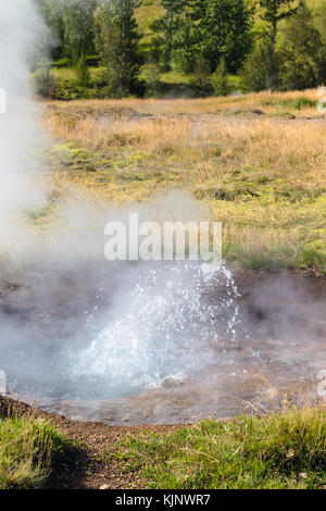 Voyager en Islande - Piscine de petit geyser dans la vallée de Haukadalur en septembre Banque D'Images