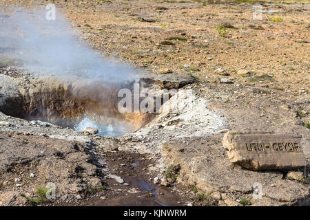 Voyager en Islande - Litli Geysir geyser (peu) dans la vallée de Haukadalur en septembre Banque D'Images