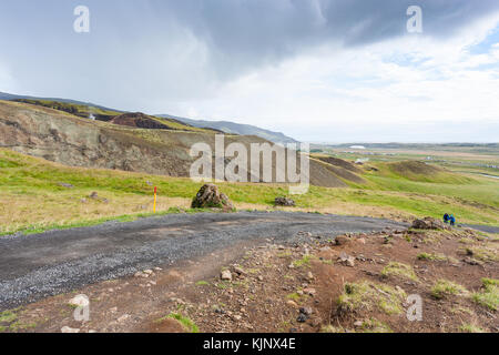 Voyager en Islande - touristes sur route de terre à hveragerdi Hot Spring River Trail en septembre Banque D'Images