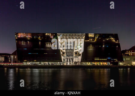 Le Diamant noir, la Bibliothèque nationale danoise de nuit. Reflets dans l'eau. Copenhague, Danemark, 23 novembre 2017 Banque D'Images