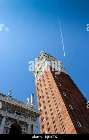 Venise, Italie, le 9 mai 2015, à la vue d'angle jusqu'à l'Camanile dans la Piazza San Marco avec ciel bleu clair et avion traînée de vapeur Banque D'Images